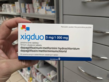 Prag, Çek Cumhuriyeti-7 Ağustos 2024: Tip 2 diyabet tedavisinde kullanılan DAPAGLIFLOZIN ve METFORMIN aktif maddeleriyle XIGDUO ilaç kutusu.