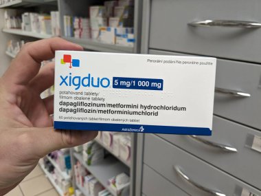 Prag, Çek Cumhuriyeti-7 Ağustos 2024: Tip 2 diyabet tedavisinde kullanılan DAPAGLIFLOZIN ve METFORMIN aktif maddeleriyle XIGDUO ilaç kutusu.