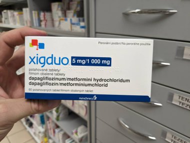 Prag, Çek Cumhuriyeti-7 Ağustos 2024: Tip 2 diyabet tedavisinde kullanılan DAPAGLIFLOZIN ve METFORMIN aktif maddeleriyle XIGDUO ilaç kutusu.