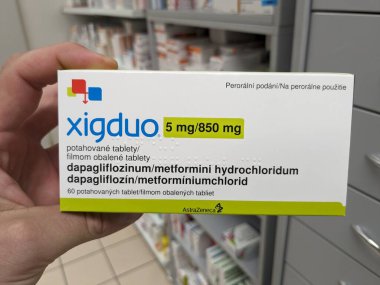Prag, Çek Cumhuriyeti-7 Ağustos 2024: Tip 2 diyabet tedavisinde kullanılan DAPAGLIFLOZIN ve METFORMIN aktif maddeleriyle XIGDUO ilaç kutusu.