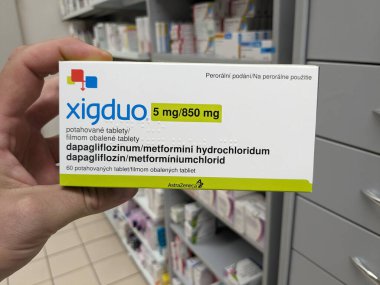 Prag, Çek Cumhuriyeti-7 Ağustos 2024: Tip 2 diyabet tedavisinde kullanılan DAPAGLIFLOZIN ve METFORMIN aktif maddeleriyle XIGDUO ilaç kutusu.
