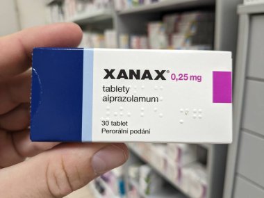 Prag, Çek Cumhuriyeti-17 Haziran 2024: Pfizer tarafından kullanılan Alprazolam aktif maddeyle dolu ilaç kutusu, anksiyete bozukluklarının tedavisi, panik bozuklukları