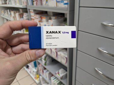 Prag, Çek Cumhuriyeti - 17 Haziran 2024 - Pfizer tarafından kullanılan Alprazolam aktif maddeyle dolu ilaç kutusu, anksiyete bozukluklarının ve panik bozukluklarının tedavisinde kullanılır.