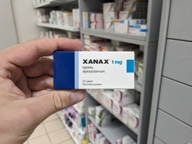 Prag, Çek Cumhuriyeti - 17 Haziran 2024 - Pfizer tarafından kullanılan Alprazolam aktif maddeyle dolu ilaç kutusu, anksiyete bozukluklarının ve panik bozukluklarının tedavisinde kullanılır.