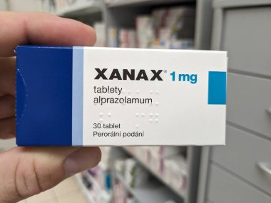 Prag, Çek Cumhuriyeti - 17 Haziran 2024 - Pfizer tarafından kullanılan Alprazolam aktif maddeyle dolu ilaç kutusu, anksiyete bozukluklarının ve panik bozukluklarının tedavisinde kullanılır.