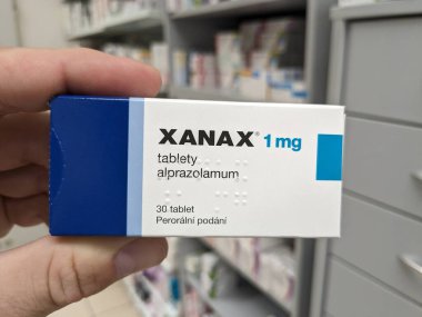 Prag, Çek Cumhuriyeti - 17 Haziran 2024 - Pfizer tarafından kullanılan Alprazolam aktif maddeyle dolu ilaç kutusu, anksiyete bozukluklarının ve panik bozukluklarının tedavisinde kullanılır.
