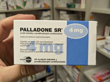 Prag, Çek Cumhuriyeti-10 Ağustos 2024: Ağır kronik ağrı kesicilerin tedavisinde kullanılan HYDROMORPHone aktif maddeyle birlikte uzatılmış tabletlerin Pthe SR kutusu.