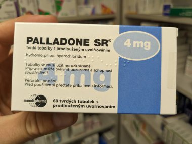 Prag, Çek Cumhuriyeti-10 Ağustos 2024: Ağır kronik ağrı kesicilerin tedavisinde kullanılan HYDROMORPHone aktif maddeyle birlikte uzatılmış tabletlerin Pthe SR kutusu.