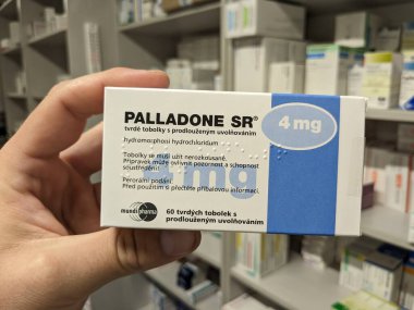 Prag, Çek Cumhuriyeti-10 Ağustos 2024: Ağır kronik ağrı kesicilerin tedavisinde kullanılan HYDROMORPHone aktif maddeyle birlikte uzatılmış tabletlerin Pthe SR kutusu.