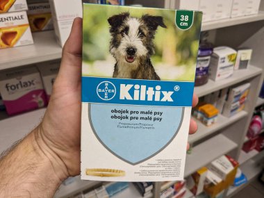 Prag, Çek Cumhuriyeti-14.01.2026: Elanco tarafından Kiltix propoxur ve flumethrin içeren köpekler için bir veterinerlik tasmasıdır.