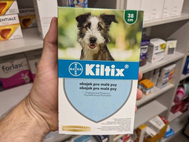 Prag, Çek Cumhuriyeti-14.01.2026: Elanco tarafından Kiltix propoxur ve flumethrin içeren köpekler için bir veterinerlik tasmasıdır.