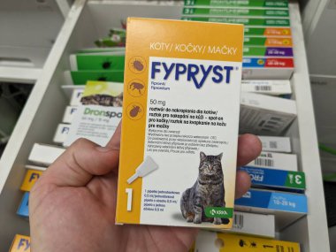 Prag, Çek Cumhuriyeti - 9 Temmuz 2024: KRKA 'nın FIPRONIL aktif maddesi ile ilgili güncel çözelti kutusu, evcil hayvanlarda pire ve kene tedavisinde kullanılır.