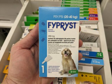 Prag, Çek Cumhuriyeti - 9 Temmuz 2024: KRKA 'nın FIPRONIL aktif maddesi ile ilgili güncel çözelti kutusu, evcil hayvanlarda pire ve kene tedavisinde kullanılır.