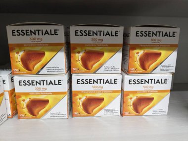 Prag, Çek Cumhuriyeti - 9 Temmuz 2024: ESSENTIALE kapsülleri ve SANOFI tarafından aktif hale getirilen fotomodeller, karaciğer sağlığı ve fonksiyon iyileştirme için kullanılır.