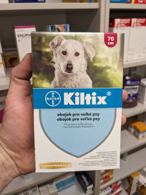 Prag, Çek Cumhuriyeti-14.01.2026: Elanco tarafından Kiltix propoxur ve flumethrin içeren köpekler için bir veterinerlik tasmasıdır.
