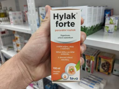 Prag, Çek Cumhuriyeti - 13 Temmuz 2024: Gastrointestinal sağlık ve sindirim desteği için kullanılan LACTIC ACID aktif maddesiyle HYLAK kalesi oral düşüşü.