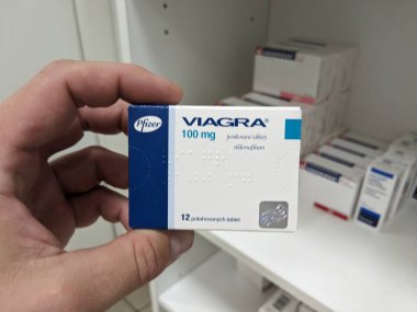 Prag, Çek Cumhuriyeti - 9 Temmuz 2024: PFIZER 'in SILDENAFIL aktif maddesiyle birlikte viAGRA ilaç kutusu, ereksiyon bozukluğu ve erkek sağlığı tedavisinde kullanılır..