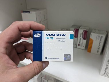 Prag, Çek Cumhuriyeti - 9 Temmuz 2024: PFIZER 'in SILDENAFIL aktif maddesiyle birlikte viAGRA ilaç kutusu, ereksiyon bozukluğu ve erkek sağlığı tedavisinde kullanılır..