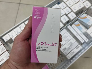 Prag, Çek Cumhuriyeti - 13 Temmuz 2024: EthingyLESTRADIOL ve LEVONORGESTREL ile birlikte PFIZER tarafından kullanılan minület tabletleri.