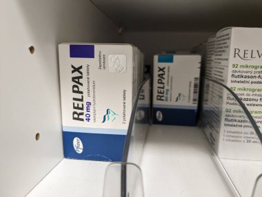 Prag, Çek Cumhuriyeti - 9 Temmuz 2024: PFIZER tarafından kullanılan ELETRIPTAN aktif maddeyle RELPAX tabletleri.
