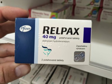 Prag, Çek Cumhuriyeti - 9 Temmuz 2024: PFIZER tarafından kullanılan ELETRIPTAN aktif maddeyle RELPAX tabletleri.