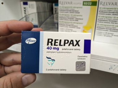 Prag, Çek Cumhuriyeti - 9 Temmuz 2024: PFIZER tarafından kullanılan ELETRIPTAN aktif maddeyle RELPAX tabletleri.