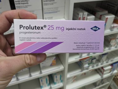 Prag, Çek Cumhuriyeti - 9 Temmuz 2024: IBSA 'nın PROGESTERON aktif maddesi ile PROLUTEX enjeksiyonu, doğurganlık tedavisi ve hormon yenileme tedavisi için kullanılır.