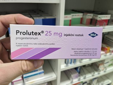 Prag, Çek Cumhuriyeti - 9 Temmuz 2024: IBSA 'nın PROGESTERON aktif maddesi ile PROLUTEX enjeksiyonu, doğurganlık tedavisi ve hormon yenileme tedavisi için kullanılır.