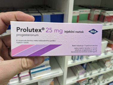 Prag, Çek Cumhuriyeti - 9 Temmuz 2024: IBSA 'nın PROGESTERON aktif maddesi ile PROLUTEX enjeksiyonu, doğurganlık tedavisi ve hormon yenileme tedavisi için kullanılır.
