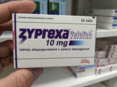 Prag, Çek Cumhuriyeti - 9 Temmuz 2024: Şizofreni ve bipolar bozukluk için kullanılan OLANZAPINE aktif maddesiyle ZYPREXA ürünleri.