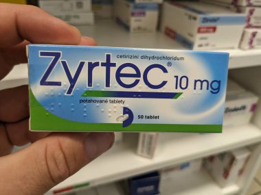 Prag, Çek Cumhuriyeti-10 Ağustos 2024: LEVOCETIRIZINE aktif madde içeren ZYRTEC tablet kutusu, mevsimsel alerji ve ürtiker tedavisinde kullanılır.