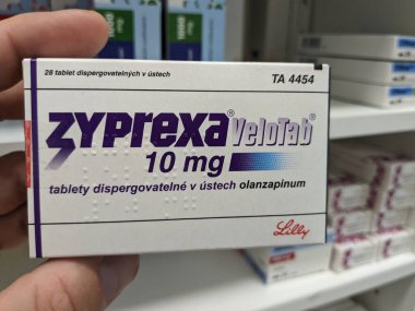 Prag, Çek Cumhuriyeti - 9 Temmuz 2024: Şizofreni ve bipolar bozukluk için kullanılan OLANZAPINE aktif maddesiyle ZYPREXA ürünleri.