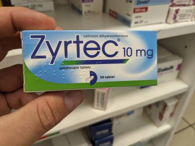 Prag, Çek Cumhuriyeti-10 Ağustos 2024: LEVOCETIRIZINE aktif madde içeren ZYRTEC tablet kutusu, mevsimsel alerji ve ürtiker tedavisinde kullanılır.