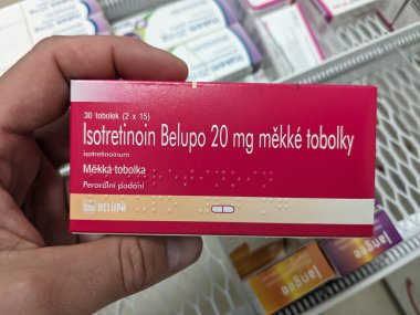 Prag, Çek Cumhuriyeti - 9 Temmuz 2024: ISOTREONIN BELUPO kapsülleri, BELUPO tarafından aktif hale getirilen ve ciddi akne tedavisi için kullanılan ISOTRETININ kapsülleri.