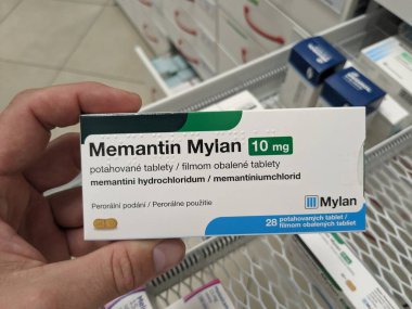 Prag, Çek Cumhuriyeti - 9 Temmuz 2024: MEMANTIN MYLAN tabletleri MYLAN tarafından kullanılan MEMANTINE aktif madde, Alzheimer hastalığı ve bunama.
