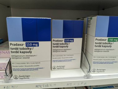 Prag, Çek Cumhuriyeti - 28 Haziran 2024: Boehringer Ingelheim 'ın dabigatran aktif maddesiyle birlikte PRADAXA ilaç kutusu, kan pıhtılaşmasını önleme, felç ve atriyal fibrilasyon tedavisinde kullanılır..