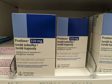 Prag, Çek Cumhuriyeti - 28 Haziran 2024: Boehringer Ingelheim 'ın dabigatran aktif maddesiyle birlikte PRADAXA ilaç kutusu, kan pıhtılaşmasını önleme, felç ve atriyal fibrilasyon tedavisinde kullanılır..