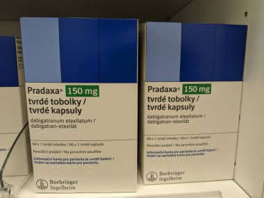 Prag, Çek Cumhuriyeti - 28 Haziran 2024: Boehringer Ingelheim 'ın dabigatran aktif maddesiyle birlikte PRADAXA ilaç kutusu, kan pıhtılaşmasını önleme, felç ve atriyal fibrilasyon tedavisinde kullanılır..