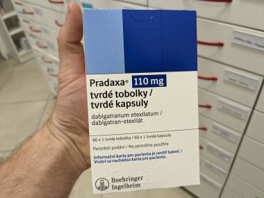 Prag, Çek Cumhuriyeti - 28 Haziran 2024: Boehringer Ingelheim 'ın dabigatran aktif maddesiyle birlikte PRADAXA ilaç kutusu, kan pıhtılaşmasını önleme, felç ve atriyal fibrilasyon tedavisinde kullanılır..