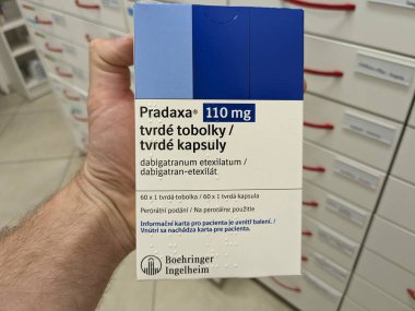 Prag, Çek Cumhuriyeti - 28 Haziran 2024: Boehringer Ingelheim 'ın dabigatran aktif maddesiyle birlikte PRADAXA ilaç kutusu, kan pıhtılaşmasını önleme, felç ve atriyal fibrilasyon tedavisinde kullanılır..