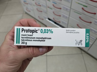 Prag, Çek Cumhuriyeti - 9 Temmuz 2024: Egzama ve atopik dermatit tedavisi için kullanılan TACROLIMUS aktif maddesi ile PROTOPIC merhemi.
