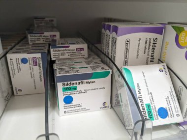 Prag, Çek Cumhuriyeti - 9 Temmuz 2024: SILDENAFIL MYLAN tablet kutusu MYLAN tarafından kullanılan SILDENAFIL aktif madde.