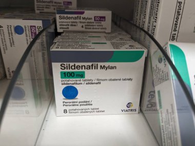 Prag, Çek Cumhuriyeti - 9 Temmuz 2024: SILDENAFIL MYLAN tablet kutusu MYLAN tarafından kullanılan SILDENAFIL aktif madde.