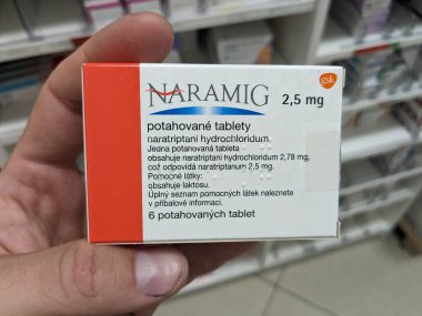 Prag, Çek Cumhuriyeti - 9 Temmuz 2024: GLAXOSMITHKLINE tarafından kullanılan NARAMIG tabletleri.