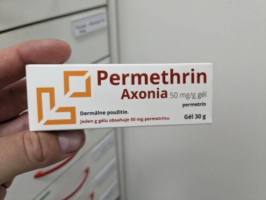 Prag, Çek Cumhuriyeti - 9 Temmuz 2024: PermeTHRIN AXONIA losyonu ile faal madde, uyuz ve baş bitleri için kullanılır.