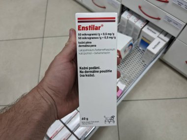 Prag, Çek Cumhuriyeti - 13 Temmuz 2024: CALCIPOTRIOL ile ENSTILAR köpüğü ve LEO PHARMA tarafından aktif maddeler, sedef tedavisi için kullanılır.