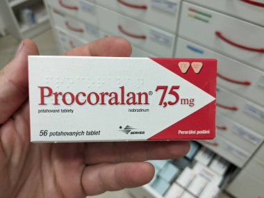 Prag, Çek Cumhuriyeti - 9 Temmuz 2024: Kronik durağan anjin ve kalp yetmezliği için kullanılan IVABRADINE aktif maddesi içeren PROCORALAN tabletleri.