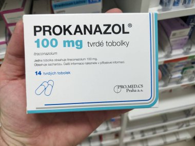 Prag, Çek Cumhuriyeti - 9 Temmuz 2024: Mantar enfeksiyonları için kullanılan ITRACONAZOLE aktif maddesi ile PROKANAZOL kapsülleri.