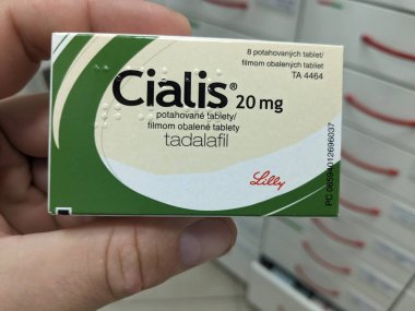 Prag, Çek Cumhuriyeti - 9 Ağustos 2024: ELI LILLY 'nin TADALAFİL aktif maddesi içeren CIALIS tabletleri, sertleşme bozukluğu ve iyi huylu protez hiperplazma için kullanılır.