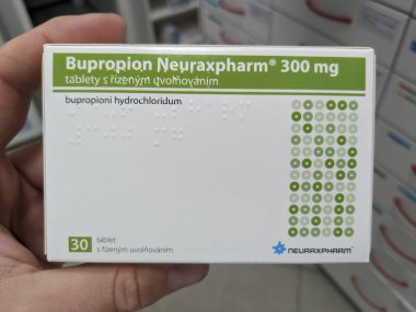 Prag, Çek Cumhuriyeti - 9 Temmuz 2024: BuproPION NEURAXPHARM tabletleri ve NEURAXPHARM tarafından açık madde, depresyon ve sigara bırakma için kullanılır.